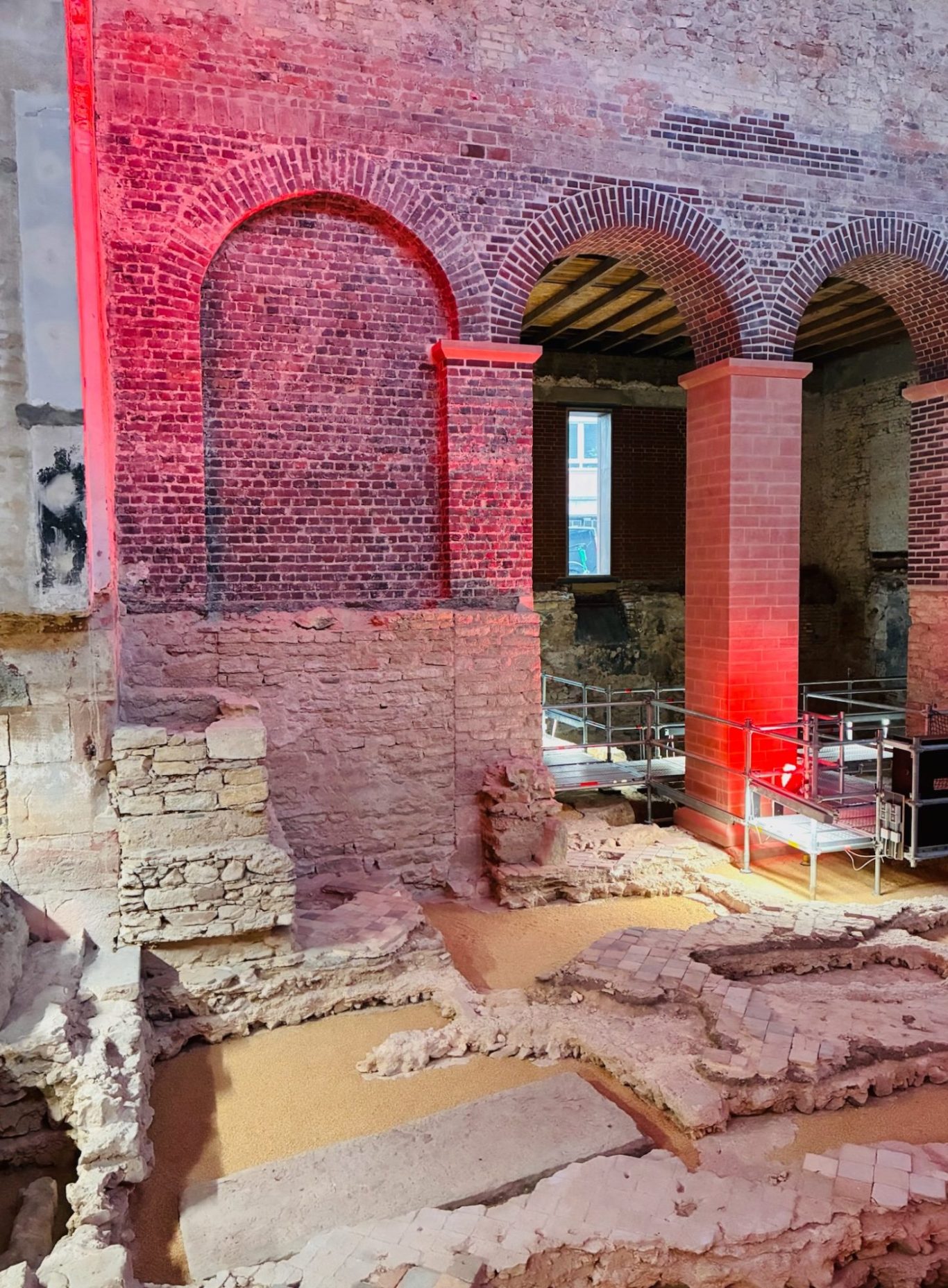Foto, Seitenschiff des alten Doms zu Mainz mit geöffnetem Boden, archäologische Grabungen