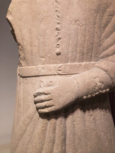 Detail (Hand) einer Steinfigur 