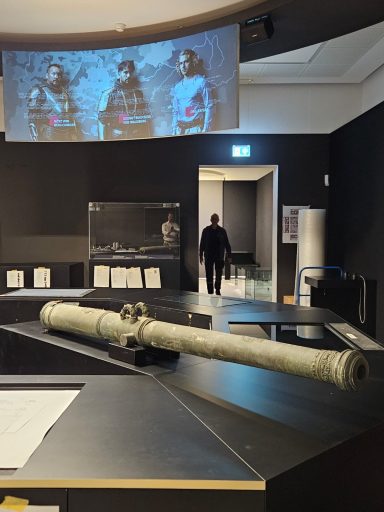 Ausstellungsraum mit verschiedenen Exponaten