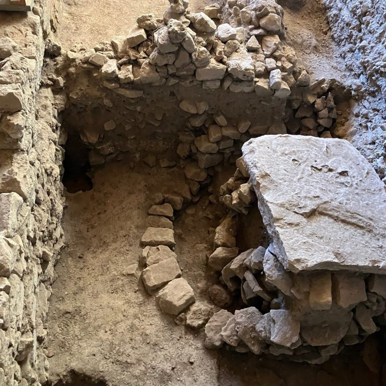 Ausschnitt eine Fotos, archäologischer Bodenfund im Alten Dom zu Mainz, kreisförmig verlegte Steine und Steinplatte