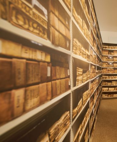 Fotos aus dem Archiv von Genua, Regalreihen mit alten Büchern